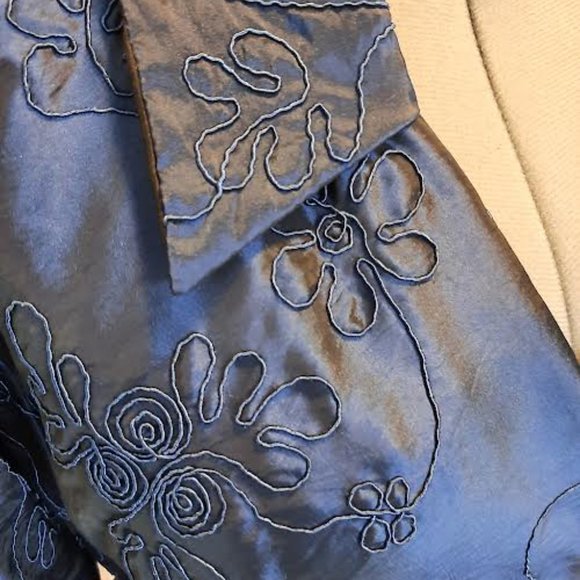 J.R. Nites Woman NWT Size 14W Wrap top with embroidery. Color ink (blue) - Picture 3 of 5